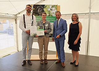 Gruppenbild Preisträger des Projekts Das Nachtleben im Chiemgau mit Umweltminister Glauber