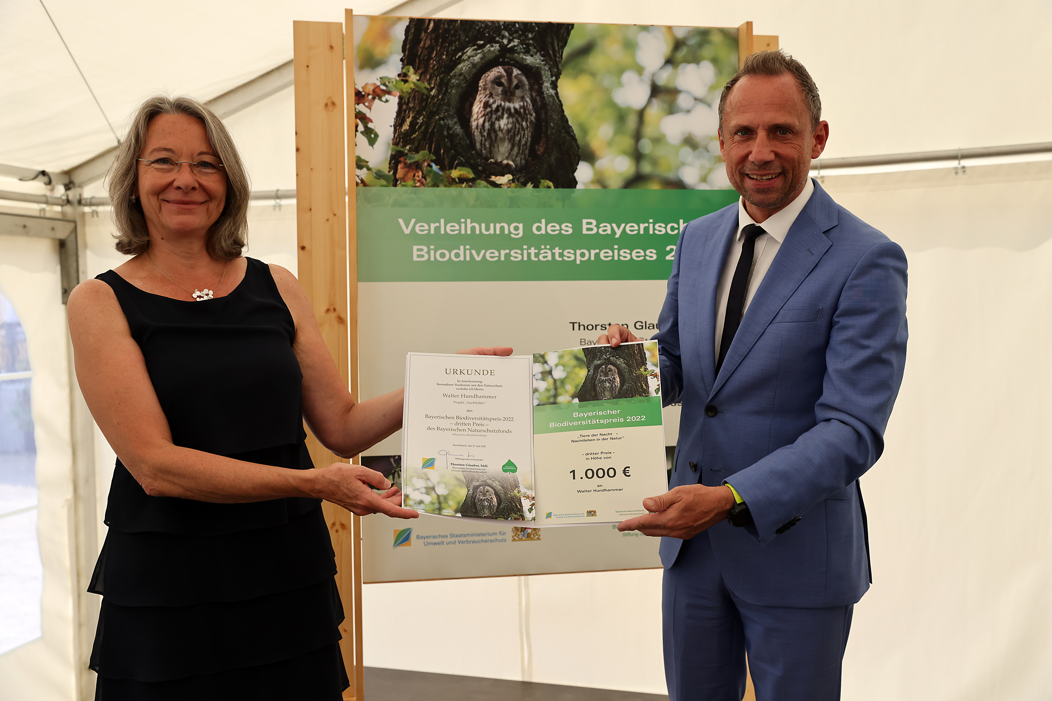 Gruppenbild Preisträger des Projekts Nachtfalter mit Umweltminister Glauber