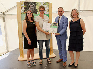 Gruppenbild Preisträger des Projekts Eulenschutz mit Umweltminister Glauber