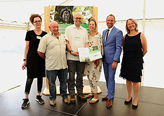 Gruppenbild Preisträger des Projekts Schutz von Fledermäusen und den Erhalt ihrer Lebensräume und Quartiere mit Umweltminister Glauber