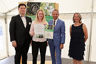 Gruppenbild Preisträger des Projekts Fledermausstation Königsbrunn auf Gut Morhard mit Umweltminister Glauber