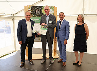 Gruppenbild Preisträger des Projekts Vögel der Nacht im Coburger Land mit Umweltminister GlauberGruppenbild Preisträger des Projekts Uhuschutz im Frankenjura mit Umweltminister Glauber