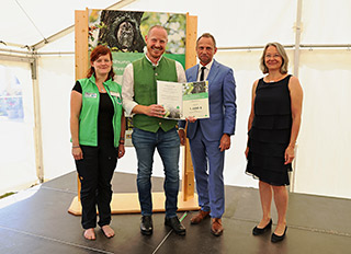 Gruppenbild Preisträger des Projekts Der Gartenschläfer mit Umweltminister Glauber
