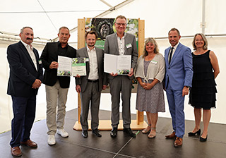 Gruppenbild Preisträger des Projekts Förderung der einheimischen Pflanzen und Erhöhung der Biodiversität in Kleingärten und Kleingartenanlagen mit Umweltminister Glauber