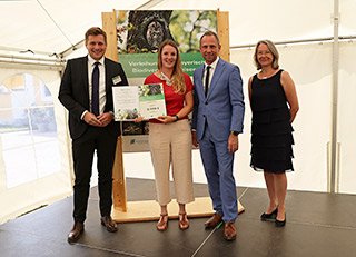 Gruppenbild Preisträger des Projekts Förderung der Biodiversität der Fledermäuse im bayerisch-böhmischen Grenzgebiet mit Umweltminister Glauber