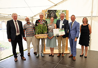 Gruppenbild Preisträger des Projekts LED-Umrüstung der Straßenbeleuchtung, Schaffung neuer Lebensräume und sonstige Maßnahmen mit Umweltminister Glauber