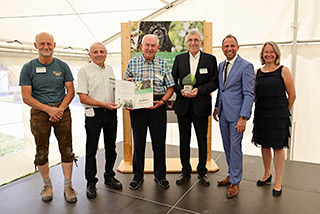 Gruppenbild Preisträger des Projekts Uhuschutz im Frankenjura mit Umweltminister Glauber
