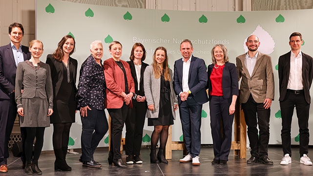 Externer Link zum Youtubevideo 40 Jahre Naturschutzfonds - Gruppenbild der Mitarbeiterinnen und Mitarbeiter des Naturschutzfonds mit dem Minister Glauber